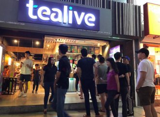 听闻tealive或永久关闭　民众大排长龙抢购买饮料