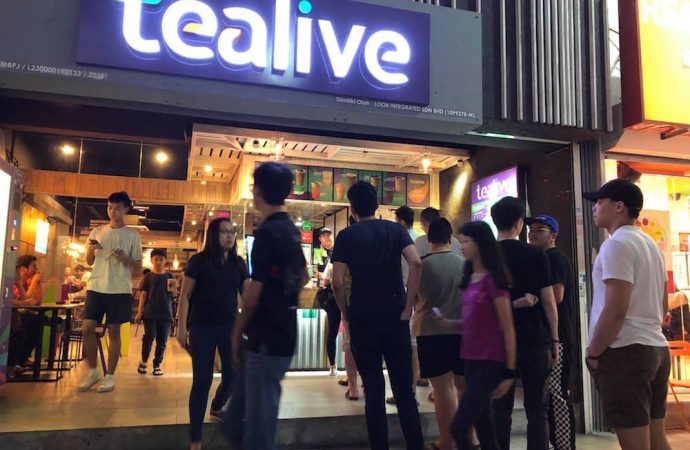 听闻tealive或永久关闭　民众大排长龙抢购买饮料